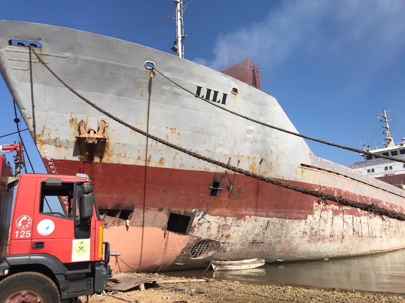حريق داخل باخرة في مرفأ صيانة السفن في طرابلس والسبب تلحيم