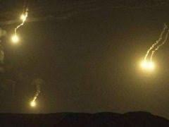 قوات العدو الاسرائيلي القت 3 قنابل مضيئة فوق خراج ميس الجبل