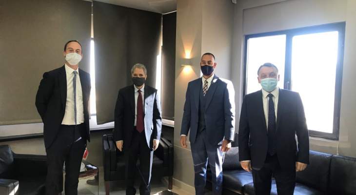 اجتماع بين وزير المال وفريق عمل شركة التدقيق الجنائي