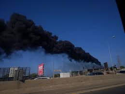 دخان أسود كثيف من معمل الجية جراء عطل في المجموعة الثالثة