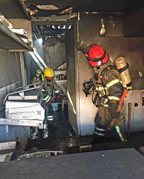 إخماد حريق داخل مطعم على الطريق البحرية في ساحل علما جونية