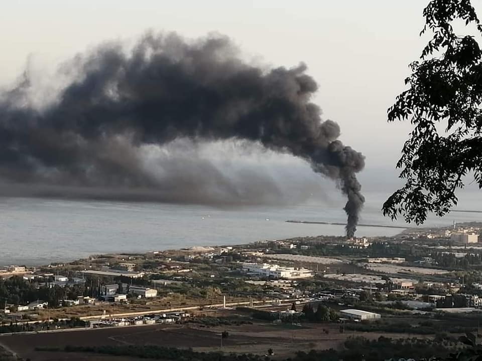 سحب دخان سوداء في المنية ناتجة من إحراق إطارات سيارات