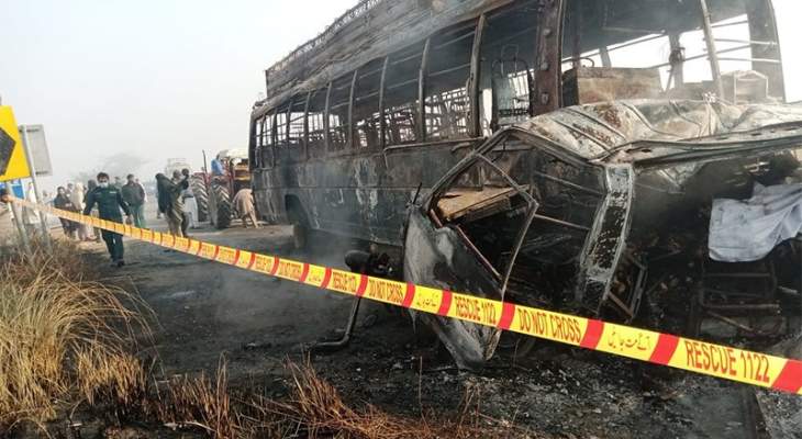 مقتل 13 شخاص وإصابة 17 آخرين جراء تصادم بين حافلة وشاحنة في باكستان
