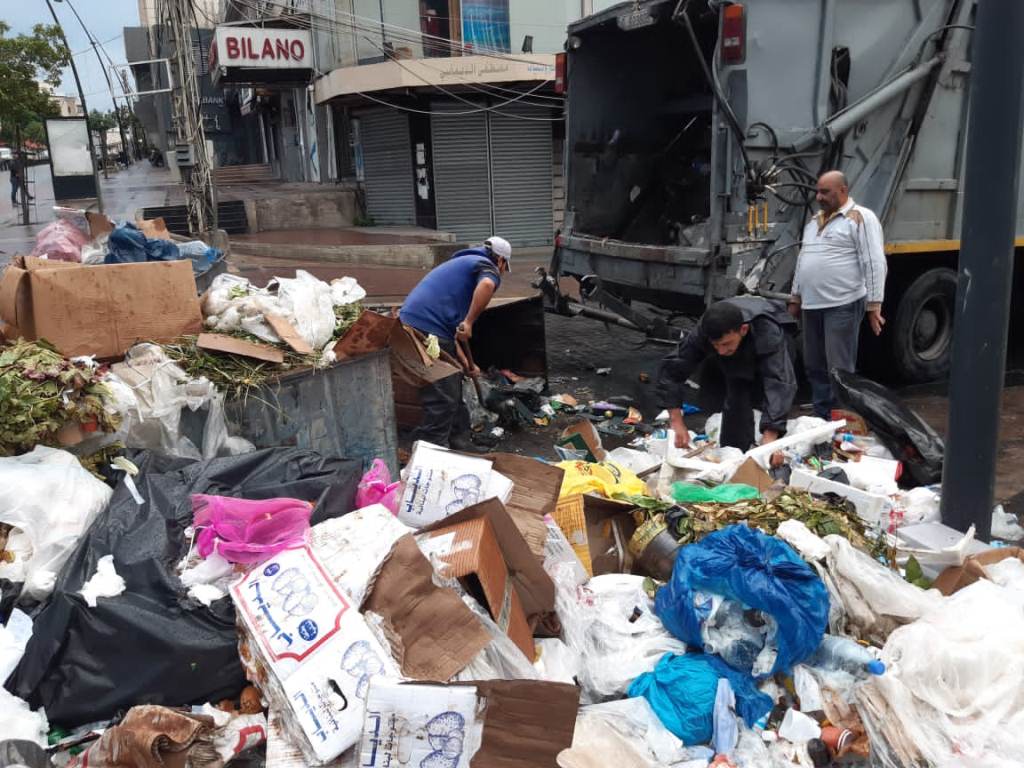 بدء رفع النفايات في صيدا والعمال أكدوا استمرار توقفهم عن العمل