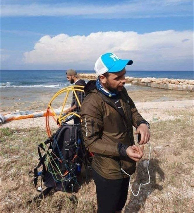 مظلي تركي هبط على شاطىء عدلون