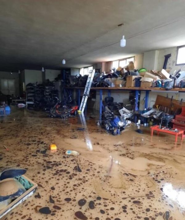 انقاذ محتجزين في سياراتهم بسبب الامطار على اوتوستراد البترون