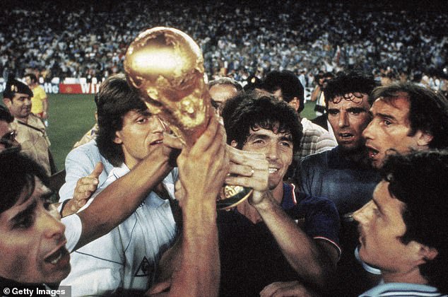 رحيل باولو روسي هداف وقائد انتصار إيطاليا في مونديال إسبانيا 82 .