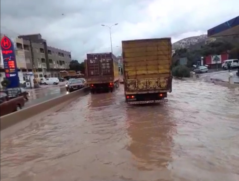 تجمع مياه الامطار على أوتوستراد كفرعبيدا البترون