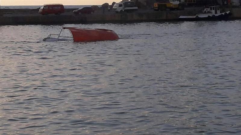 سحب زورق صيد غرق داخل مرفأ الصيادين في البترون