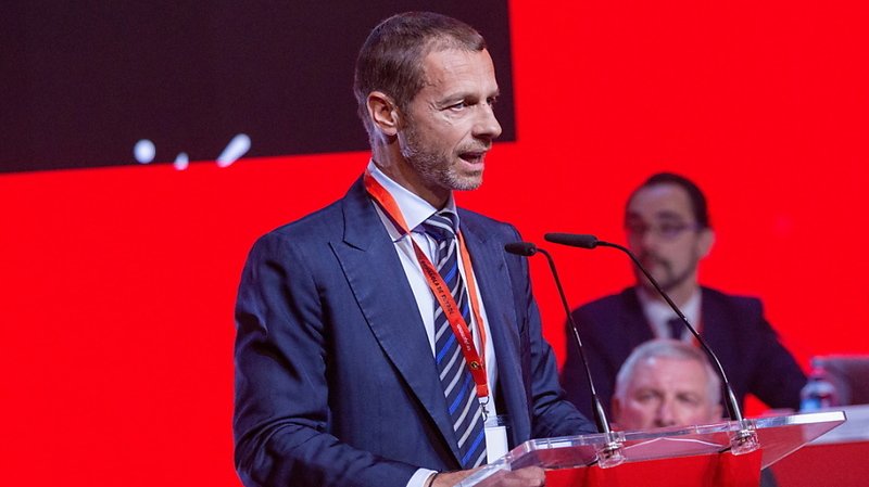 الإتحاد الأوروبي لكرة القدم يُنزل عقوبات مخفّفة ضد الأندية المنسحبة من مشروع دوري السوبر الأوروبي , وعقوبات قاسية بانتظار الأندية الثلاثة المستمرّة فيه .