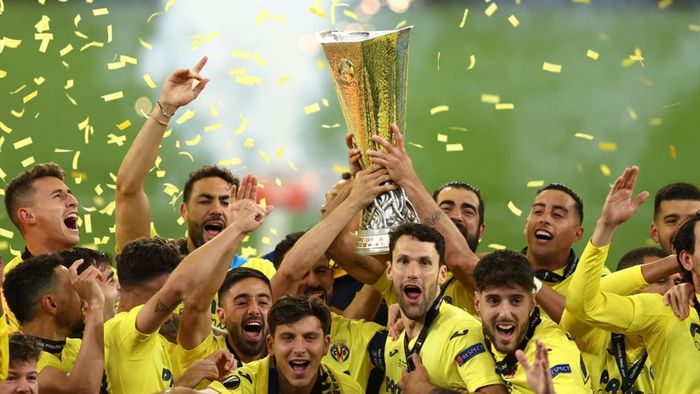 نهائي الدوري الأوروبي في كرة القدم : فياريال يهزم مانشستر يونايتد ويحرز أوّل كأس أوروبية في تاريخه .