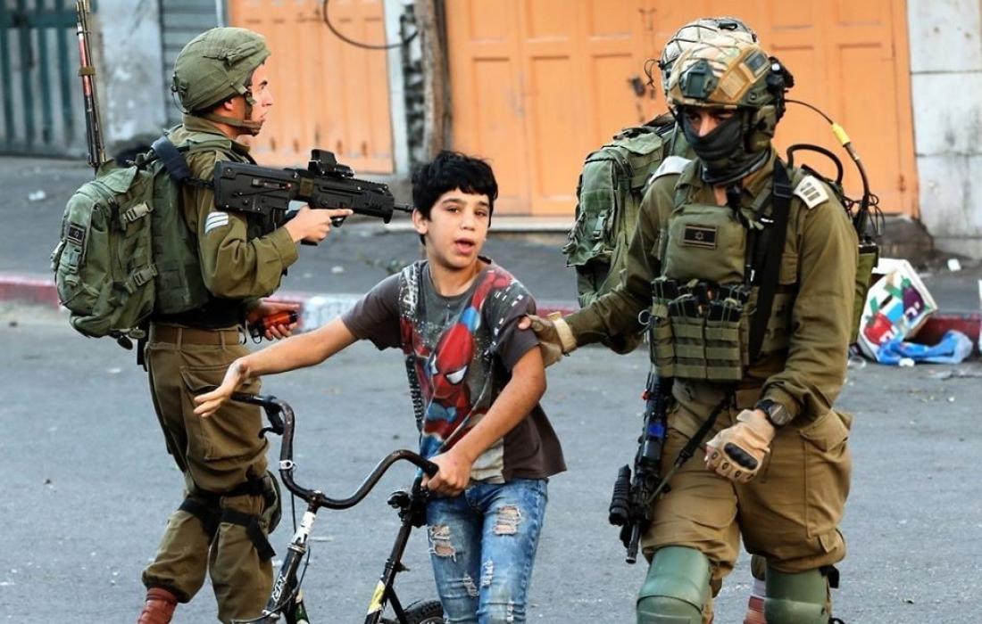 شرطة الاحتلال تدعس شابا بسبب حمله علماً على دراجته بالقدس