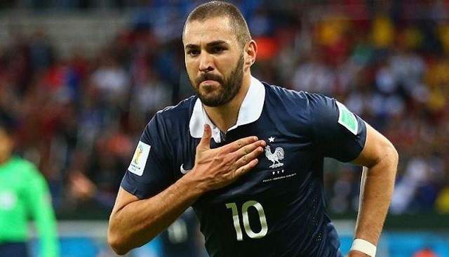 مهاجم المنتخب الفرنسي كريم بن زيما فعل الحجامة قبل خوض بطولة اليورو 2020 .