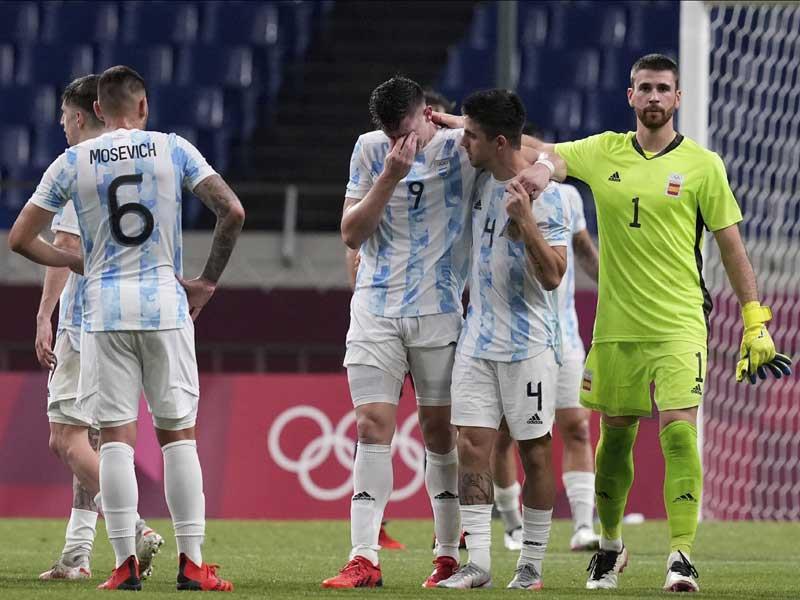 كرة قدم أولمبياد طوكيو 2020 : لاعبو البرازيل يسخرون من الأرجنتين بعد خروجها من الدور الأول .