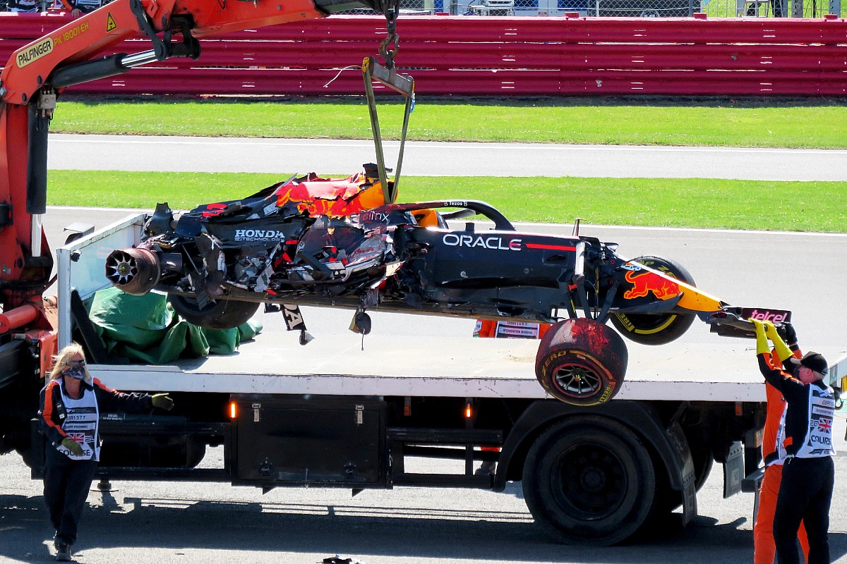 فورمولا وان : مرسيدس ورد بول مطلوبتان للتحقيق في حادثة سيلفرستون .