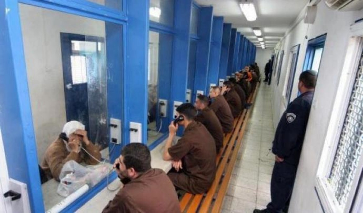 الصليب الأحمر يبلغ عائلات الأسرى بإلغاء الزيارات حتى نهاية أيلول الجاري