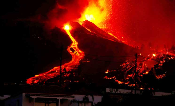 إجلاء 5000 شخص بعد ثوران بركان في جزر الكناري الإسبانية