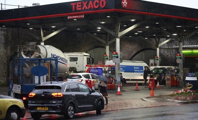 الجيش البريطاني سيبدأ بتوزيع المحروقات على محطات الوقود اعتبارا من الإثنين