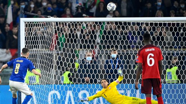 التصفيات المؤهّلة لمونديال قطر 2022 : سويسرا تُحرِج إيطاليا , اسكوتلندا أوّل المتأهلين إلى الملحق الأوروبي . أميركا الجنوبية : الأرجنتين تهزم الأوروغواي وتستعد للقاء القمّة أمام البرازيل .