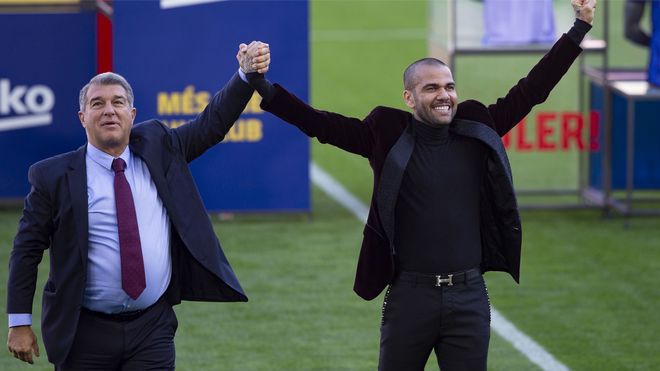 برشلونة يستعيد مدافعه البرازيلي المخضرم داني ألفيش , ورئيس النادي خوان لا بورتا لا يستبعد عودة ميسي وإينييستا .