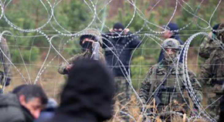 حرس الحدود البولندي يستخدم الغاز وخراطيم المياه لتفريق المهاجرين المحتشدين عند المعبر مع بيلاروس