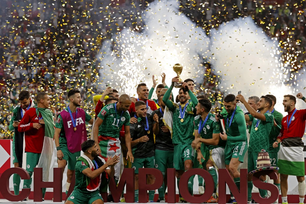 كأس العرب العاشرة لكرة القدم : منتخب الجزائر يُتوّج بطلاً لأوّل مرّة . البطولات الوطنية الأوروبية لكرة القدم : إسبانيا , ريال يتعثر أمام قادش . إيطاليا , إنتر ميلان بطلاً لمرحلة الذهاب .