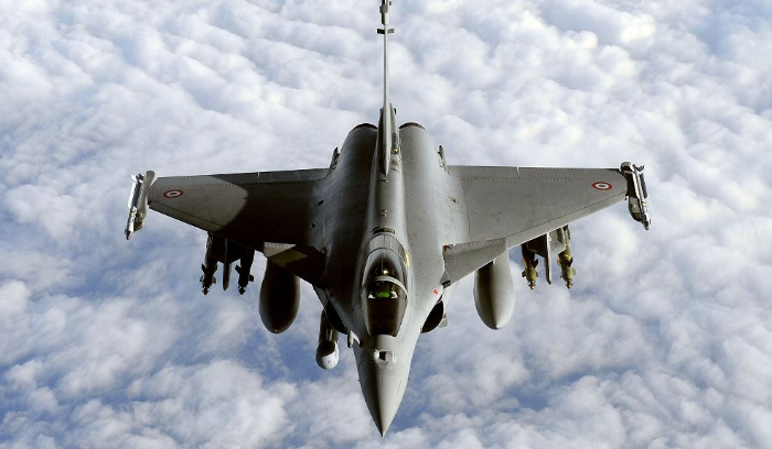 الإليزيه: فرنسا وقعت اتفاقية لبيع 80 طائرة “رافال” إلى الإمارات و12 مروحية من طراز “كاراكال”