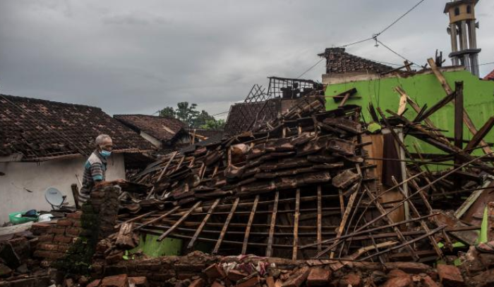 زلزال بقوة 7,3 درجات ضرب إندونيسيا وتحذير من حدوث تسونامي