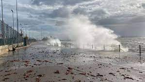 ألفريد يقترب من أوستراليا : انقطاع الكهرباء عن عشرات آلاف المنازل وأوامر إخلاء عاجلة