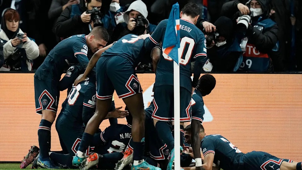 ريال مدريد يسقط أمام باري سان جيرمان في افتتاح دور الثمانية من دوري أبطال أوروبا لكرة القدم , ومانشستر سيتي يُعجّل الصعود إلى الدّور الربع نهائي .