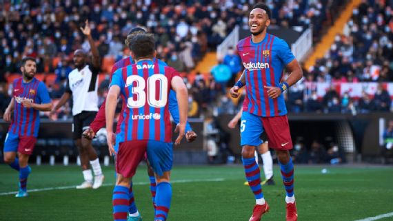 البطولات الوطنية الأوروبية في كرة القدم : إسبانيا , أوباميانغ يُعيد هجوم برشلونة إلى العمل باكتساح فالنسيا , وإشبيلية ما زال يفشل في تشديد الضغط على ريال في الصدارة .