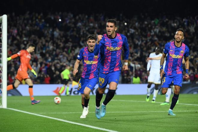 ملحق الدوري الأوروبي لكرة القدم الموصل لدور ال16: تعادل محبط لبرشلونة أمام نابولي , وسقوط كبير لدورتموند بغياب هالند .