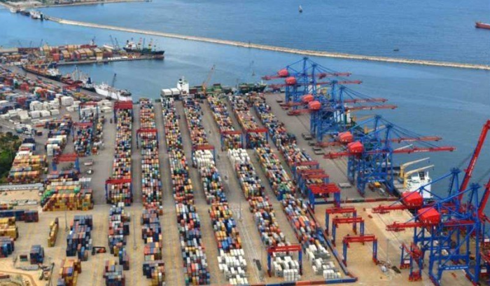 بحصلي : مئات المستوعبات الغذائية عالقة في المرفأ