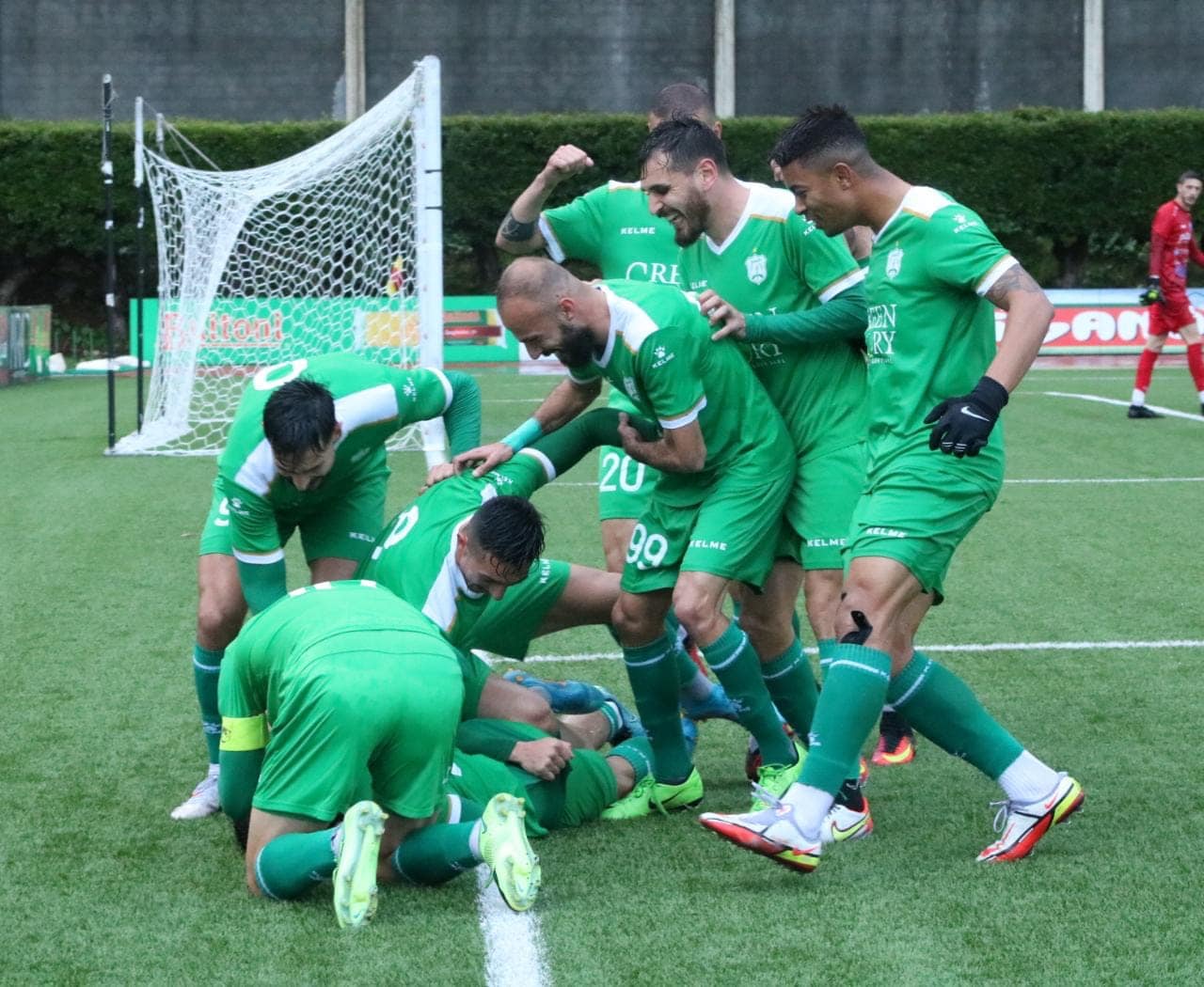 الدوري اللبناني لكرة القدم : في صحوة متأخّرة , الأنصار يكتسح شباب الساحل في ختام المرحلة الأولى من دورة سداسي الأوائل , والنّجمة يُقرّر   خوض المباراة أمام الإخاء في سداسي الأواخر اليوم .