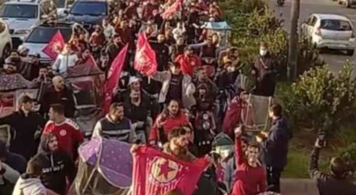 الأزمة بين رئيس نادي النجمة أسعد الصقّال والجمهور تتفاقم : مسيرات للمعارضين في بيروت تطالب الصقّال بالإستقالة .