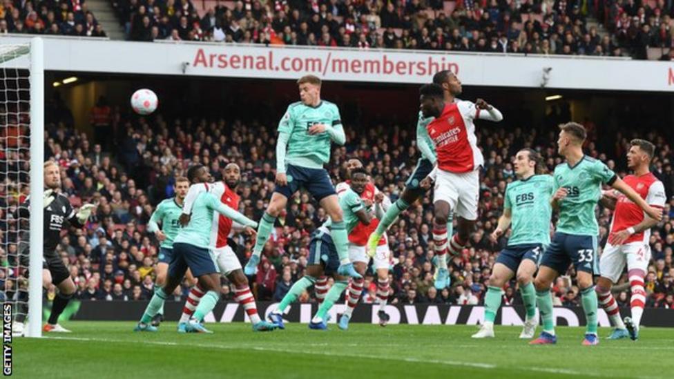 البطولات الوطنية الأوروبية لكرة القدم : إسبانيا , برشلونة يكتسح أوساسونا ويستعدّ للقاء ريال مدريد . إيطاليا , آسي ميلان يبتعد في الصدارة . إنكلترا ,الأرسنال في طريق العودة لدوري الأبطال .