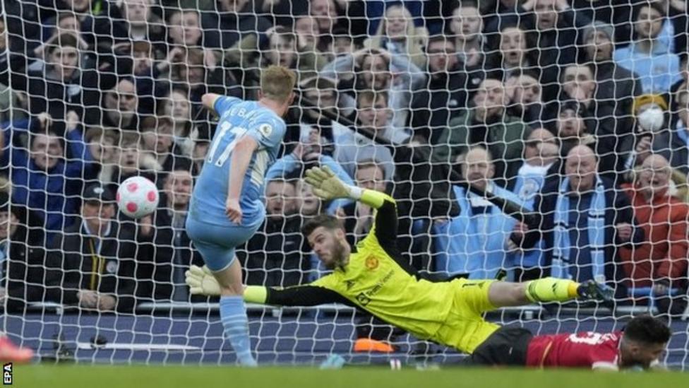 البطولات الوطنية الأوروبية في كرة القدم : إنكلترا , مانشستر سيتي يكتسح مانشستر يونايتد ويُثبّت موقعه في الصدارة .