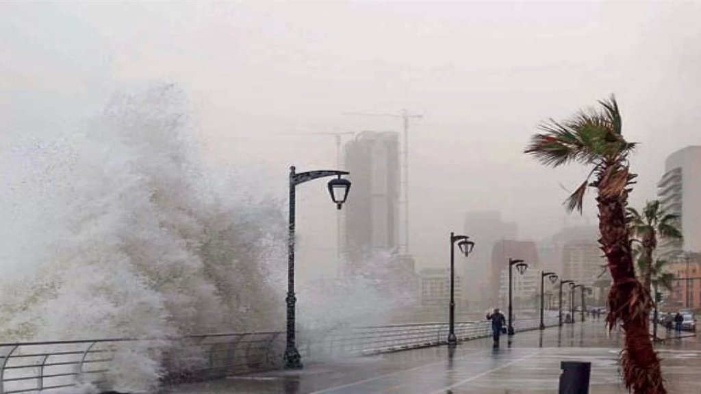 البيرو: أمواج عاتية تضرب الساحل الشمالي وتتسبب بأضرار جسيمة