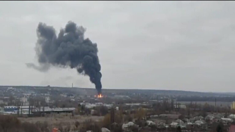 قوات أوكرانية تستهدف مستودعا للنفط في لوغانسك