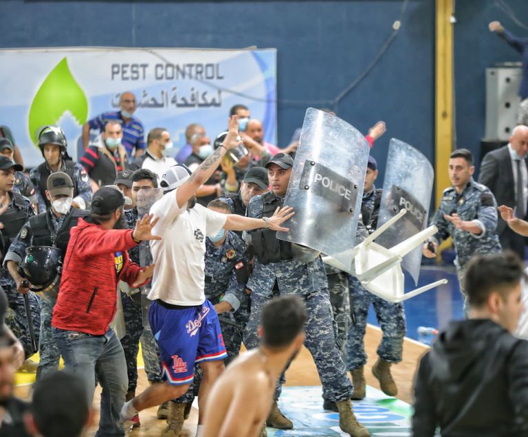 الدّوري اللبناني لكرة السلّة : إشتباكات توقف مباراة الرياضي والحكمة .