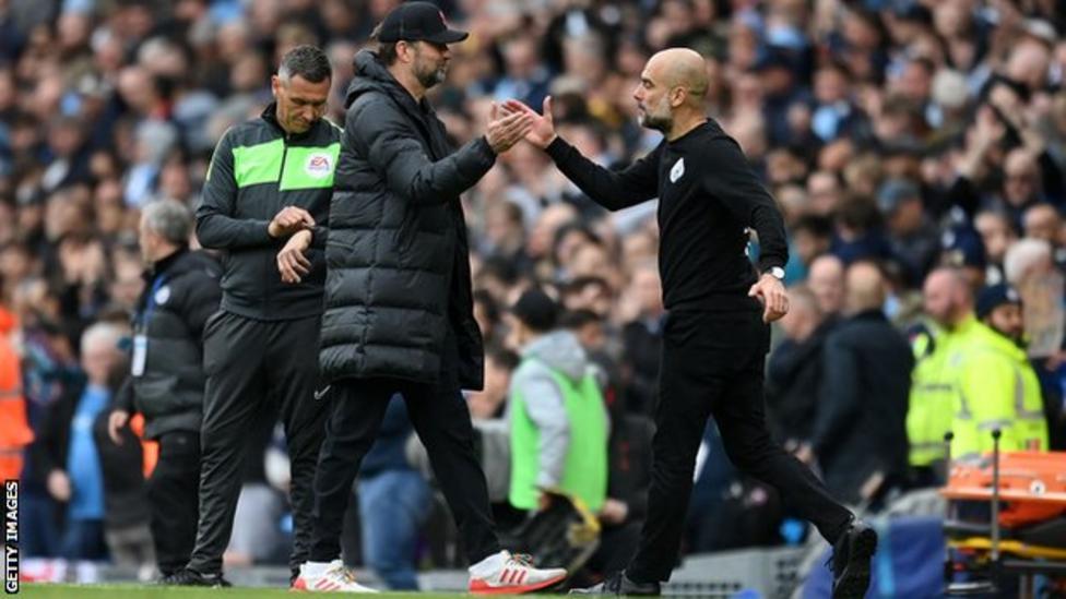 البطولات الوطنية الأوروبية لكرة القدم : مانشستر سيتي يحتفظ بالصدارة بعد التعادل مع ليفربول . إسبانيا : ثلاث ركلات جزاء لم تمنع برشلونة من انتزاع فوزٍ غالٍ من ليفانتي .