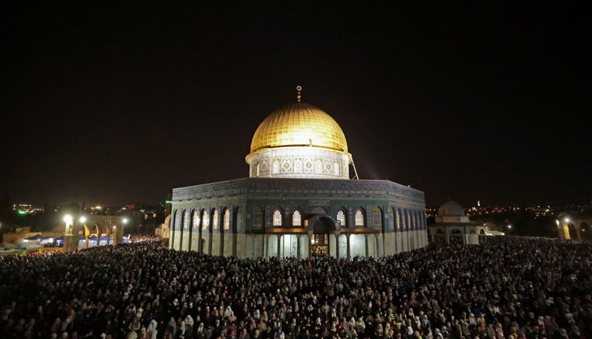 الألاف يؤدون صلاة الفجر في رحاب المسجد الأقصى