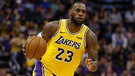 مجلة ’’ فوربس ’’ : نجم كرة السلّة الأميركي لوبرون جيمس أوّل رياضي ملياردير ما زال ينشط في اللعبة .