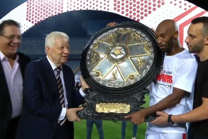 الزمالك يتسلّم درع الدّوري المصري , واحتفالات في شوارع القاهرة .