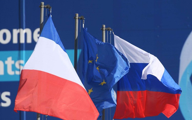 شويغو ونظيره الفرنسي يبحثان “لأول مرة” الوضع في محطة زابوروجيا النووية