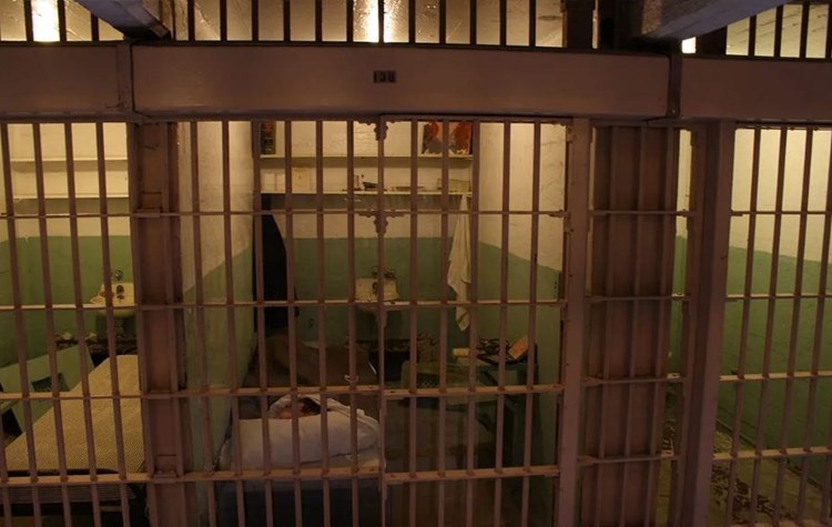 مئات الأسرى يعتصمون خارج السجون اعتراضا على قوانين ادارة السجون