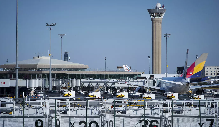 الشرطة الفرنسية قتلت رجلا يحمل سكينا في مطار رواسي شارل ديغول في باريس