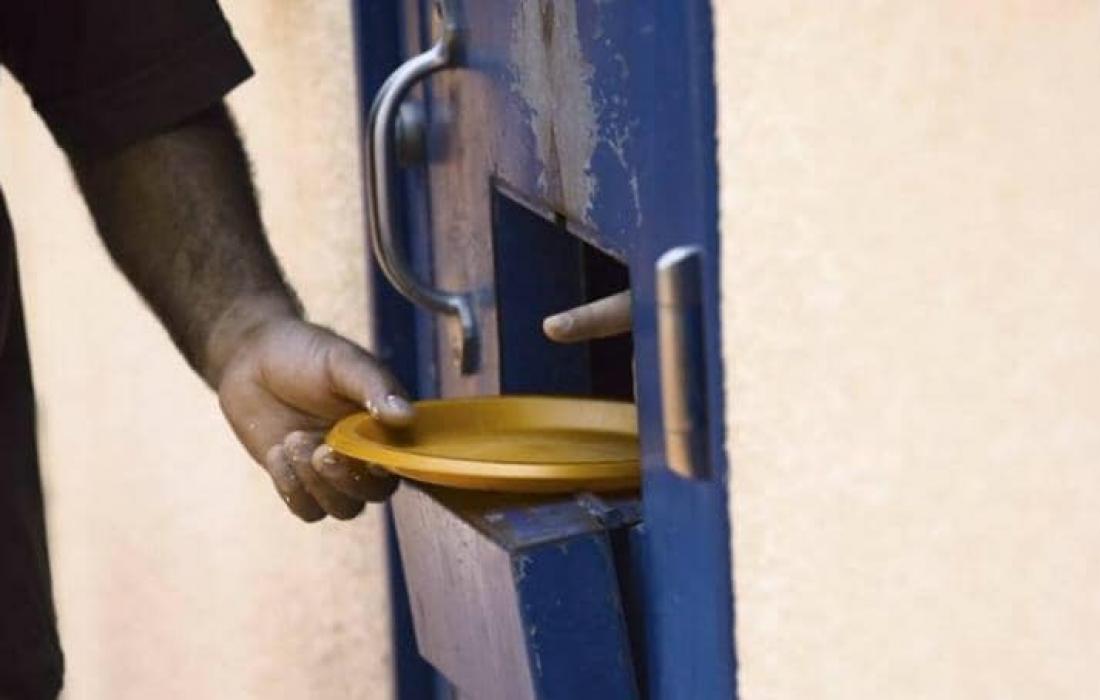 اليوم الثالث: الأسرى يمتنعون عن الخروج لـ”الفحص الأمني” ويرجعون وجبات الطعام