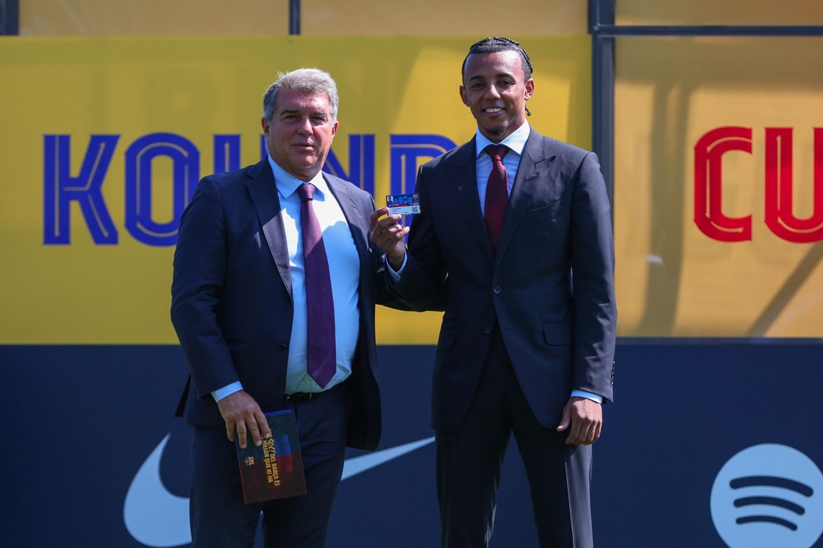 برشلونة يُقدّم اليوم مدافعه الجديد الفرنسي جول كوندي .