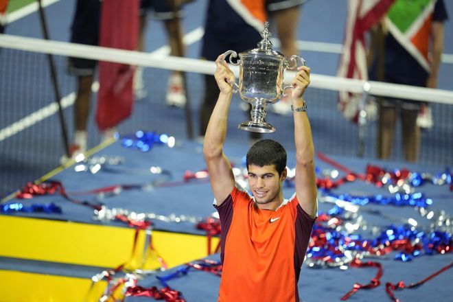 بعد فوزه ببطولة الولايات المتحدة المفتوحة في كرة المضرب , الإسباني كارلوس ألكاراز أصغر لاعب في تاريخ كرة المضرب في صدارة التصنيف العالمي .